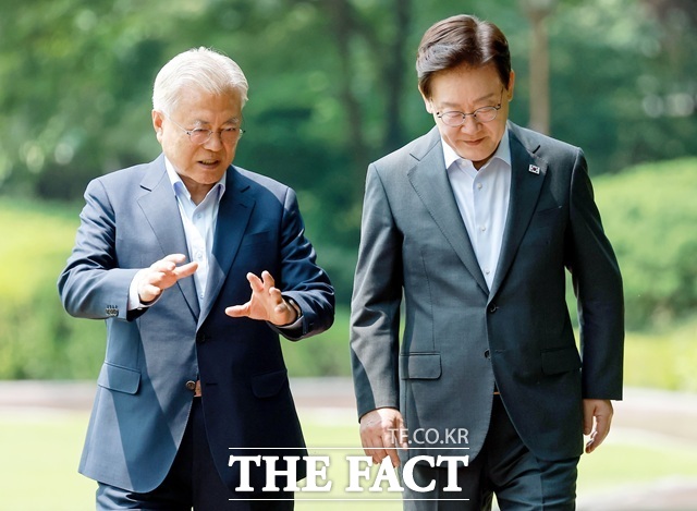 다만 부동산 문제가 진보 정권 최대 약점이 되어버린 상황에서, 단 한 번의 정책 실패도 용납되지 않는다는 점은 이재명 정부로선 상당한 부담이다. 사진은 이재명 대통령과 문재인 전 대통령이 지난달 1일 청와대에서 오찬을 하기 위해 상춘재로 이동하며 대화하고 있는 모습. /뉴시스