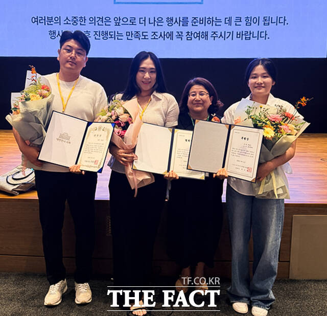 동신대 언어치료학과 재학생들이 제12회 언어치료인의 날 행사에서 국회의원상, 협회장상, 특별상을 수상한 후 기념 촬영을 하고 있다. /동신대