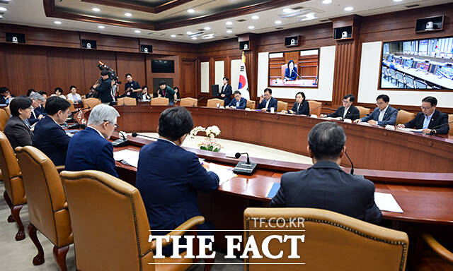 한성숙 국무총리가 6일 오전 서울 종로구 정부서울청사에서 열린 국가정책조정회의에 참석해 모두발언을 하고 있다. /임영무 기자