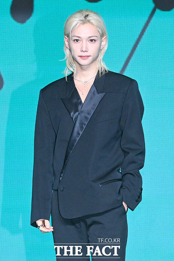 그룹 스트레이키즈의 필릭스가 6일 오후 서울 여의도 콘래드 서울 호텔에서 열린 미니 앨범 ‘THIS & THAT(디스 앤드 댓)’ 발매 기념 기자간담회에 참석해 포즈를 취하고 있다. /서예원 기자