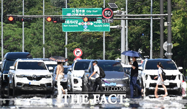 서울 전역에 폭염중대경보가 발효된 6일 오후 서울 영등포구 여의도 버스환승센터 앞 도로에 아지랑이가 피어오르고 있다. /박상민 기자