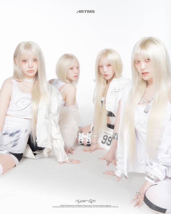 아르테미스의 두 번째 미니앨범 'Hyper-Ego'에는 더블 타이틀곡 'Born Stunner'와 'Blue Blood'를 비롯해 하이퍼 팝을 기반으로하는 총 6개 트랙이 수록됐다./모드하우스