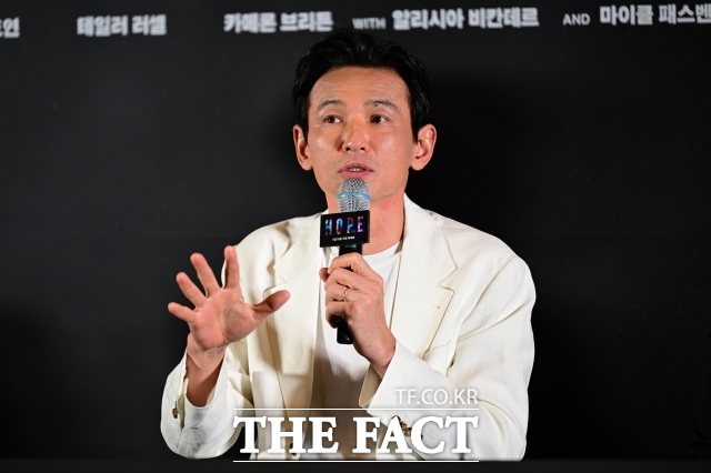 충무로 대표 배우 사면초가, 엇갈린 주장 속 진실은 어디에. 연기파 배우 황정민이 최근 한 여성과의 사생활을 둘러싼 폭로와 법적 공방이 이어지면서 데뷔 이후 가장 큰 위기를 맞고 있다. 사진은 황정민이 지난달 6일 영화 호프의 언론시사 겸 기자간담회에 참석해 질문에 답변하고 있다. /남윤호 기자
