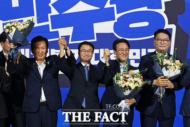 더 나아가 친명계(친이재명계)와 친청계(친정청래계)가 치열한 계파 갈등을 이어 나가고 있는 민주당 전당대회에서, 이재명 정부에 대한 비판은 정청래 후보의 당선을 측면 지지하는 효과도 있다. 사진은 더불어민주당 8·17 전당대회 당대표 본경선에 진출한 후보들이 23일 오후 서울 여의도 국회 의원회관에서 열린 당대표·최고위원 선출을 위한 예비경선 결과발표에서 기념 촬영을 하고 있다. 왼쪽부터 정청래, 한병도 더불어민주당 당대표 직무대행 겸 원내대표, 김민석, 송영길 후보. /서예원 기자