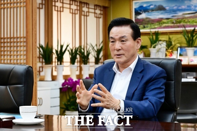 백성현 논산시장이 <더택트>와 인터뷰를 통해 논산시 발전에 대해 설명하고 있다. /논산시