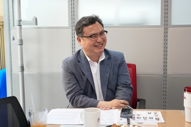 서울 강북구는 정창수 강북구청장이 지난 5일 문화관광과를 시작으로 직원들과의 소통 간담회에 나섰다고 6일 밝혔다. 사진은 정 구청장이 직원들과 소통하는 모습. /강북구