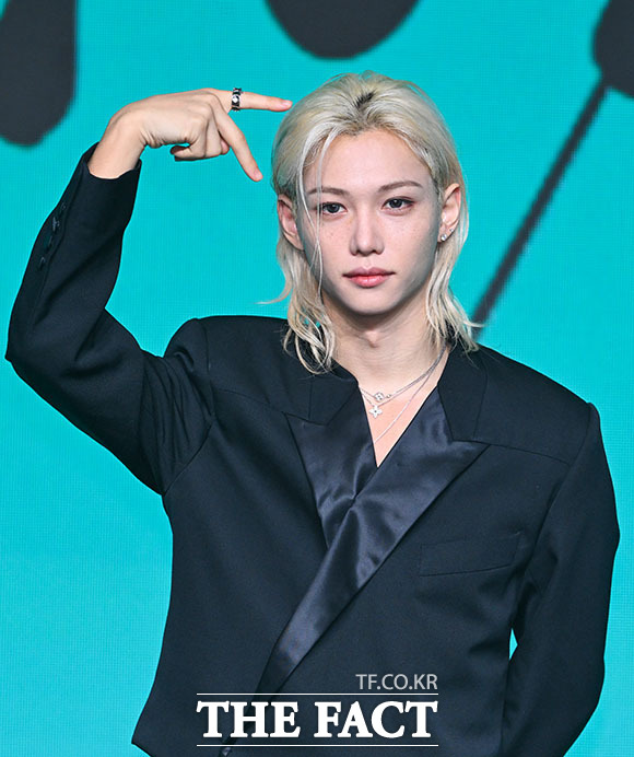 그룹 스트레이키즈의 필릭스가 6일 오후 서울 여의도 콘래드 서울 호텔에서 열린 미니 앨범 ‘THIS & THAT(디스 앤드 댓)’ 발매 기념 기자간담회에 참석해 포즈를 취하고 있다. /서예원 기자