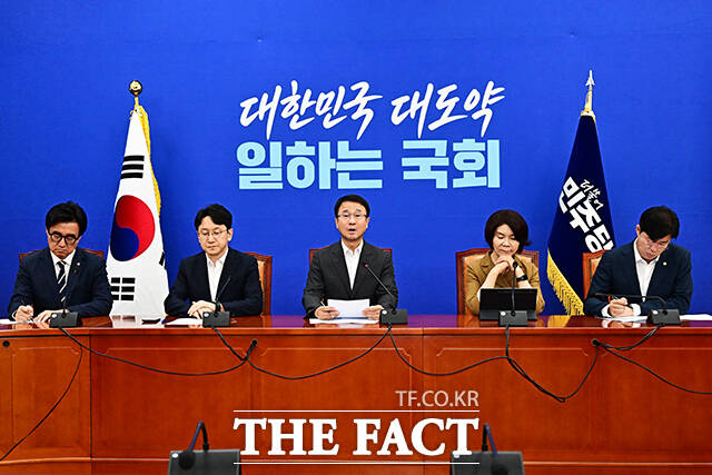 한병도 더불어민주당 대표 직무대행 겸 원내대표(오른쪽)가 6일 오전 서울 여의도 국회에서 열린 정책조정회의에 참석해 모두발언을 하고 있다. /국회=배정한 기자