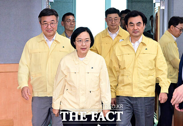 한성숙 국무총리(오른쪽)가 6일 오후 서을 종로구 정부서울청사에서 열린 2026 을지연습 준비보고회의에 참석해 모두발언을 하고 있다. /임영무 기자