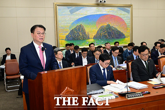 [더팩트ㅣ국회=남윤호 기자] 방기선 국무조정실장이 2024년 11월 12일 오후 서울 여의도 국회에서 열린 정무위원회 전체회의에서 제안 설명을 하고 있다.
