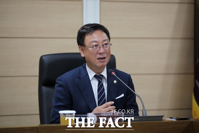 박노찬 서천군의회 의장이 6일 군의회에서 열린 기자간담회에서 제10대 의회 운영 방향에 대해 설명하고 있다. /노경완 기자
