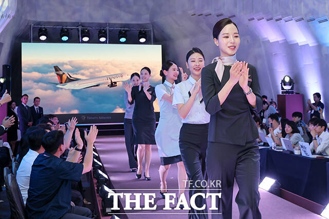 6일 서울 강남구 소노펠리체 컨벤션에서 열린 '트리니티항공 브랜드 론칭 & 유니폼 런웨이 행사'에서 승무원들이 워킹을 하고 있다. /공항사진기자단 /공항사진기자단