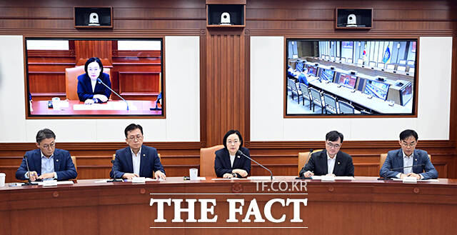 한성숙 국무총리가 6일 오전 서울 종로구 정부서울청사에서 열린 국가정책조정회의에 참석해 모두발언을 하고 있다. /임영무 기자