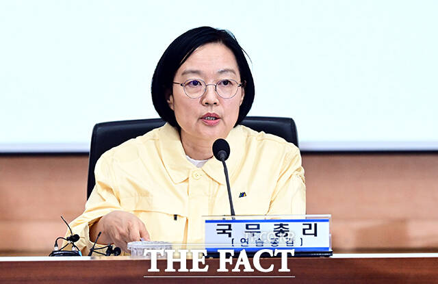 한성숙 국무총리(오른쪽)가 6일 오후 서을 종로구 정부서울청사에서 열린 2026 을지연습 준비보고회의에 참석해 모두발언을 하고 있다. /임영무 기자