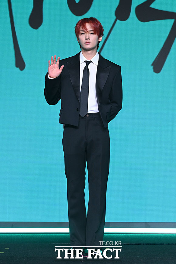 그룹 스트레이키즈의 리노와 한, 아이엔, 필릭스, 방찬, 현진, 승민, 창빈(왼쪽부터)이 6일 오후 서울 여의도 콘래드 서울 호텔에서 열린 미니 앨범 ‘THIS & THAT(디스 앤드 댓)’ 발매 기념 기자간담회에 참석해 포즈를 취하고 있다. /서예원 기자