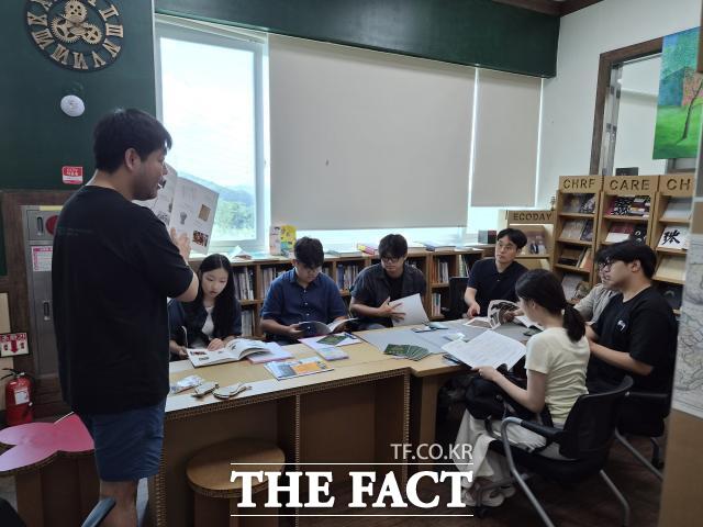 5일 프로젝트에 참여한 청소년 7명이 남지은 문화유산회복재단 국제협력실장을 초청해 첫 번째 전문가 인터뷰를 하고 있다. /세종시