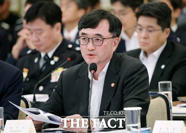 임기근 국무조정실장은 5일 청와대 영빈관에서 열린 업무보고에서 청년정책과 관련해