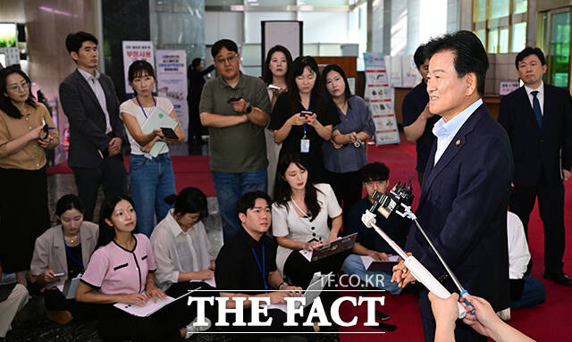 정동영 통일부 장관이 6일 오전 서울 종로구 정부서울청사로 등청하며 도어스테핑을 하고 있다. /임영무 기자