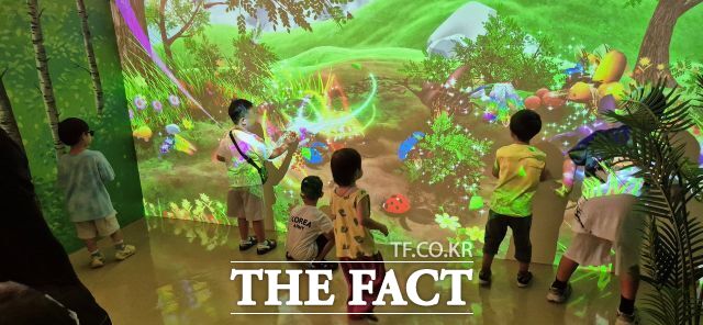 부산곤충관에서 아이들이 체험하고 있다. /롯데몰 동부산점