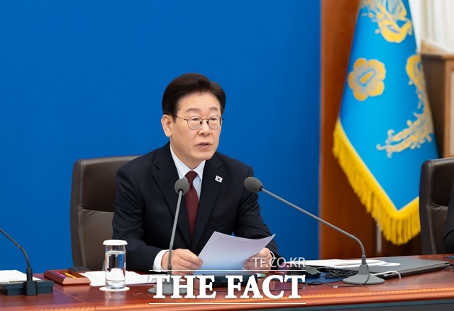 이재명 대통령이 6일 청와대에서 주재한 수석보좌관회의에서 핵심적인 정년 정책 실행의 필요성을 강조했다. /청와대