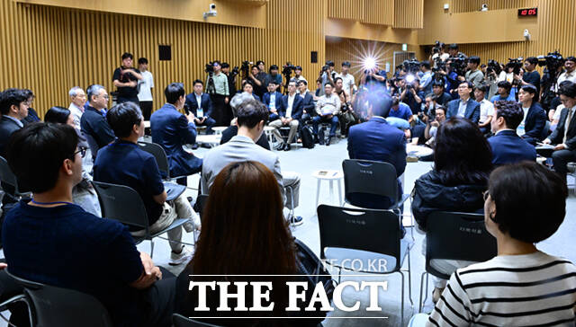 오세훈 서울시장이 6일 서울시청 대회의실에서 열린 '부동산 정상화를 위한 시민 대토론회'에 참석해 시민 토론자들의 발언을 듣고 있다.