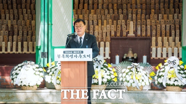 김윤철 합천군수가 6일 합천원폭피해자복지회관 위령각에서 '제81주기 원폭 희생자 추모제'에서 추도사를 하고 있다. /합천군