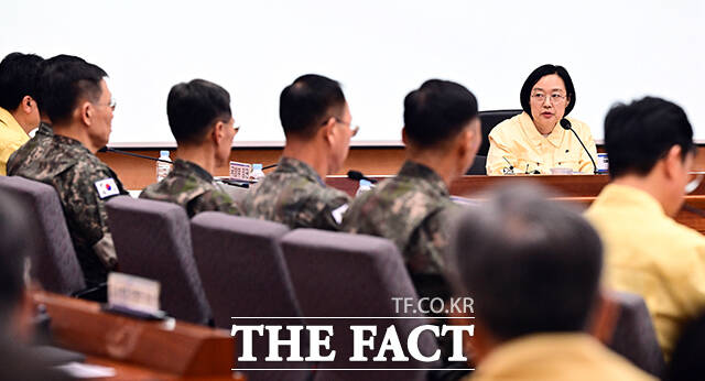 한성숙 국무총리(오른쪽)가 6일 오후 서을 종로구 정부서울청사에서 열린 2026 을지연습 준비보고회의에 참석해 모두발언을 하고 있다. /임영무 기자