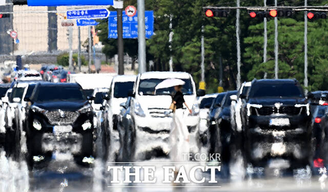 서울 전역에 폭염중대경보가 발효된 6일 오후 서울 영등포구 여의도 버스환승센터 앞 도로에 아지랑이가 피어오르고 있다. /박상민 기자