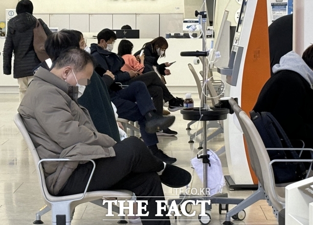2024년 3월 24일 서울 한 대학병원의 접수 창구가 대기 환자들로 붐비고 있다. /서예원 기자