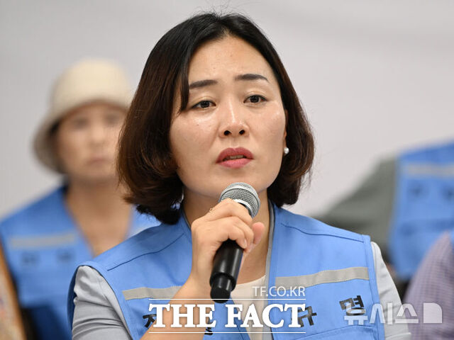 김유진 12·29 무안공항 제주항공 유가족협의회 대표가 6일 오전 전남광주시 무안국제공항에서 열린 항공·철도사고조사위원회에서 발언하고 있다. /뉴시스