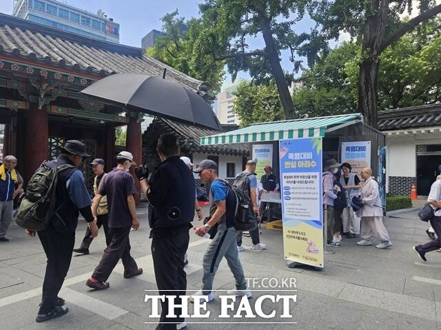 탑골공원 아리수 나눔냉장고는 서울시가 결식 어르신과 거리 노숙인, 이동노동자 등 폭염 취약계층의 수분 섭취를 돕기 위해 지난달 13일부터 운영하고 있다. 지난 6일 오전 10시30분 서울 종로구 탑골공원 아리수 나눔냉장고 앞에서 시민들이 병물 아리수를 받는 모습. /김명주 기자