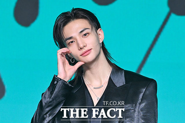그룹 스트레이키즈의 리노와 한, 아이엔, 필릭스, 방찬, 현진, 승민, 창빈(왼쪽부터)이 6일 오후 서울 여의도 콘래드 서울 호텔에서 열린 미니 앨범 ‘THIS & THAT(디스 앤드 댓)’ 발매 기념 기자간담회에 참석해 포즈를 취하고 있다. /서예원 기자