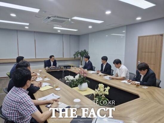 민경선 경기 고양시장(왼쪽 네 번째)과 박정만 LH 고양사업본부장(왼쪽 다섯 번째)을 비롯한 관계자들이 6일 고양시청 시장실에서 만남을 갖고 창릉신도시 자족기능 강화와 벌말마을 창릉지구 편입 등에 대한 의견을 나누고 있다. /고양시