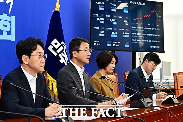 한병도 더불어민주당 대표 직무대행 겸 원내대표(오른쪽)가 6일 오전 서울 여의도 국회에서 열린 정책조정회의에 참석해 모두발언을 하고 있다. /국회=배정한 기자