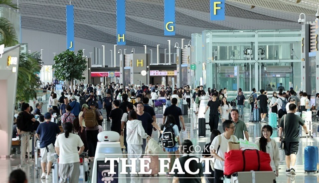 행정안전부는 오는 7일부터 정부24에서 미성년 자녀의 출입국 사실증명서를 부모가 대신 온라인 신청·발급받을 수 있는 서비스를 시작한다고 6일 밝혔다. /뉴시스