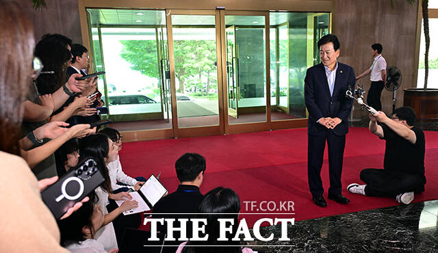 정동영 통일부 장관이 6일 오전 서울 종로구 정부서울청사로 등청하며 도어스테핑을 하고 있다. /임영무 기자
