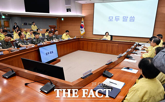 한성숙 국무총리(오른쪽)가 6일 오후 서을 종로구 정부서울청사에서 열린 2026 을지연습 준비보고회의에 참석해 모두발언을 하고 있다. /임영무 기자
