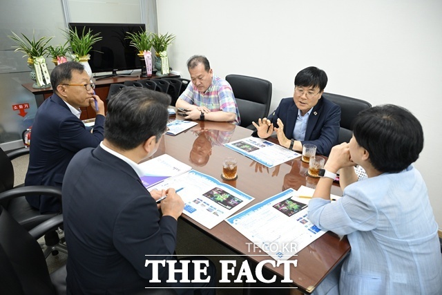 변광용 거제시장이 부유식 액화천연가스 생산설비(FLNG)의 핵심 기술 국산화와 조선해양플랜트 산업의 초격차 경쟁력 확보를 위해 국무총리실을 방문해 서은숙 정무실장과 면담하고 있다. /거제시