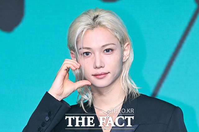 그룹 스트레이키즈의 리노와 한, 아이엔, 필릭스, 방찬, 현진, 승민, 창빈(왼쪽부터)이 6일 오후 서울 여의도 콘래드 서울 호텔에서 열린 미니 앨범 ‘THIS & THAT(디스 앤드 댓)’ 발매 기념 기자간담회에 참석해 포즈를 취하고 있다. /서예원 기자