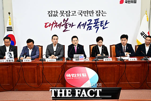 장동혁 국민의힘 대표(오른쪽)가 6일 오전 서울 여의도 국회에서 열린 최고위원회의에 참석해 모두발언을 하고 있다. /국회=배정한 기자