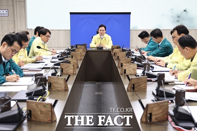 박완수 경남지사가 폭염·가뭄 대처상황을 점검하고 있다. /경남도