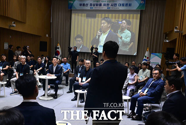 오세훈 서울시장이 6일 서울시청 대회의실에서 열린 '부동산 정상화를 위한 시민 대토론회'에 참석해 시민 토론자들의 발언을 듣고 있다.