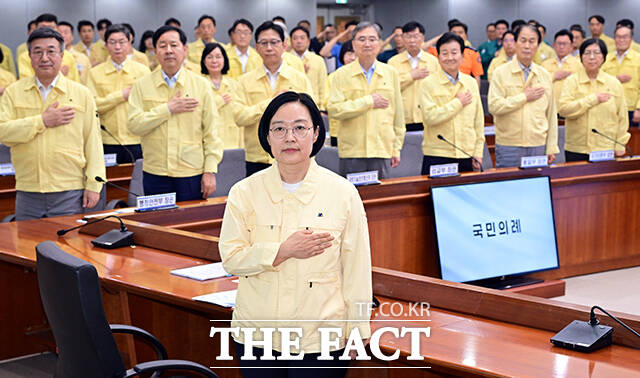 한성숙 국무총리(오른쪽)가 6일 오후 서을 종로구 정부서울청사에서 열린 2026 을지연습 준비보고회의에 참석해 모두발언을 하고 있다. /임영무 기자