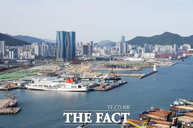 부산항 북항 전경. /더팩트 DB