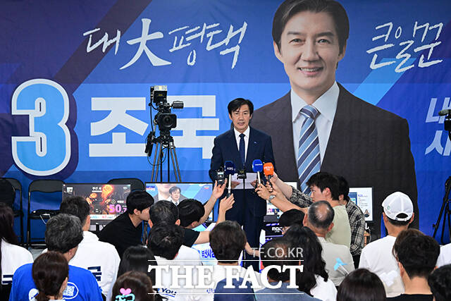 정치권에서는 조 원장의 행보를 두고 단순 정책적 비판을 넘어 나름의 정치적 계산이 깔려 있다는 해석이 나온다. 사진은 조국 조국혁신당 평택을 재선거 후보가 지난 6월 4일 오전 경기 평택시 선거사무소에서 당원과 지지자들에게 낙선 인사를 전하는 모습. /남윤호 기자