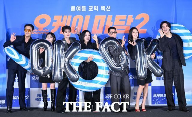 배우 박성웅 박진주 려운 엄정화 배정남 최수영 이상윤(왼쪽부터)이 영화 오케이 마담2 홍보를 위해 나선다. 사진은 지난 7월 개최된 제작보고회 현장에 참석한 모습. /서예원 기자
