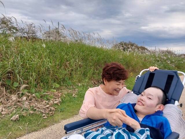 소인후(34) 씨와 어머니 양영희 씨가 산책하고 있는 모습. 소 씨는 오랜 투병 끝에 뇌사 장기기증으로 4명에게 새 삶을 선물하고 떠났다. /한국장기조직기증원