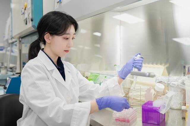 한국콜마는 프랑스 환경독성 평가기관 리프톡스(ReefTox)의 환경독성 시험을 통과했다고 6일 밝혔다. 앞서 지난해 리프톡스와 업무협약(MOU)을 체결했으며, 국내에서 유일하게 리프톡스 시험 체계를 확보한 바 있다. /한국콜마