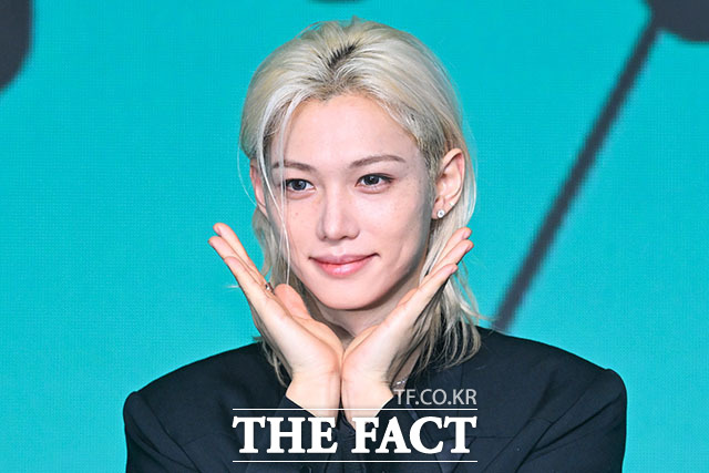 그룹 스트레이키즈의 필릭스가 6일 오후 서울 여의도 콘래드 서울 호텔에서 열린 미니 앨범 ‘THIS & THAT(디스 앤드 댓)’ 발매 기념 기자간담회에 참석해 포즈를 취하고 있다. /서예원 기자
