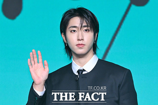 그룹 스트레이키즈의 리노와 한, 아이엔, 필릭스, 방찬, 현진, 승민, 창빈(왼쪽부터)이 6일 오후 서울 여의도 콘래드 서울 호텔에서 열린 미니 앨범 ‘THIS & THAT(디스 앤드 댓)’ 발매 기념 기자간담회에 참석해 포즈를 취하고 있다. /서예원 기자